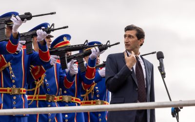 Eagles of the Republic -elokuvassa tähti liikuskelee paremmissa piireissä häikäistymässä vallan käytöstä