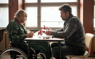 Aleksi Salmenperän elokuva muistuttaa yhteiskunnan vähäosaisista ja heitä auttavista – arviossa Isänpäivä