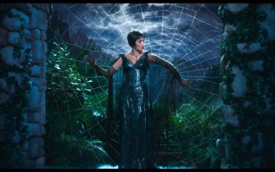 Jennifer Lopez loistaa musikaalin etäisenä tähtenä – arviossa Hämähäkkinaisen suudelma