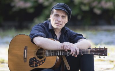 Avomielisiä ja aitoja tarinoita elämästä ja pohjalaisuudesta – arviossa Juha Lagströmin Punainen pohjalainen