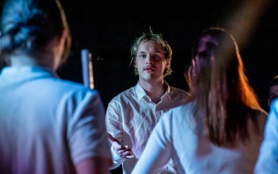 Energinen klassikkonäytelmä iskee ja osuu nykypäivän kahtiajaon hengessä – arviossa Keltaisen Teatterin Kärpästen herra