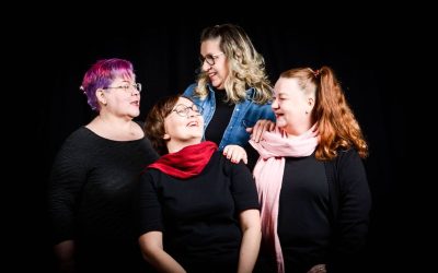 Neljän voimakkaan naisen tarinat niputetaan taidokkaasti yhteen – arviossa Louhiteatterin Korkojen kopinaa