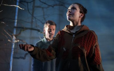 KOM-teatterin kantaesitys kannustaa korjaamaan rikkoutuneet yhteydet ennen kuin elämänlanka katkeaa – arviossa Taival