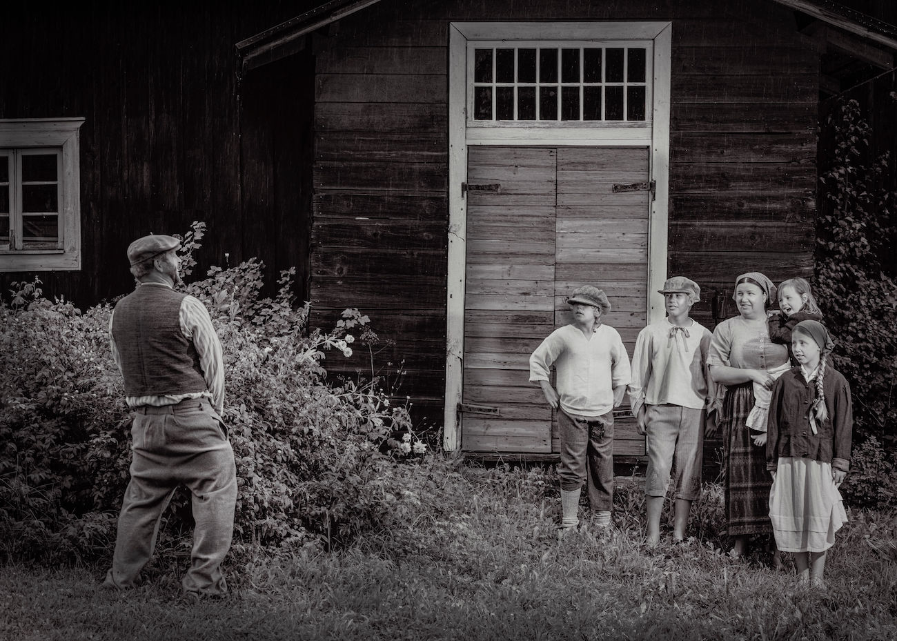lavastettuja hetkia menneiden aikojen tapahtumista perhekuva