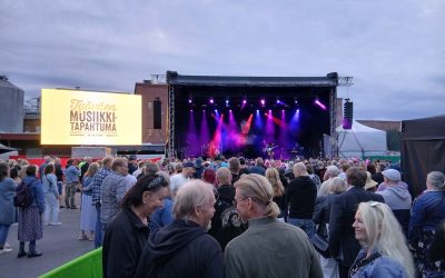 Uneton yö luokkahuoneen lattialla – vapaaehtoistyöläisenä Valkeakosken Työväen Musiikkitapahtumassa
