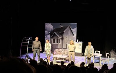 Sirkku Peltolan ajaton perhekuvaus toimii intiimillä näyttämöllä – Mummun saappaassa soi fox Kokkolassa