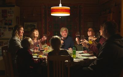 Tia Kouvon ensimmäinen pitkä elokuva Mummola näyttää joulua viettävät tavikset kuin luontodokumentissa
