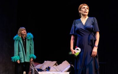 Petri Kotwican neitsyyden menetys teatterille onnistuu hienosti – arviossa Tampereen Teatterin Musta jää