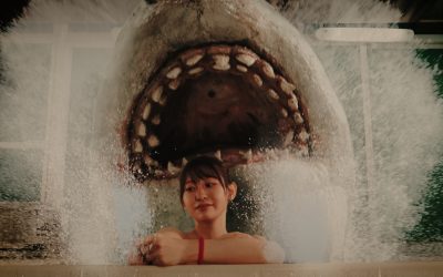 Muinaiset paholaishait heräävät henkiin japanilaisessa kylpyläkaupungissa – arviossa Onsen Shark