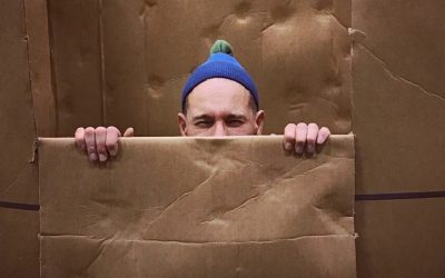 ”Lähes kaikki ideat löytyvät läheltäni, joskus jopa oman pään sisältä”, elokuvaohjaaja Jukka Kärkkäinen sanoo