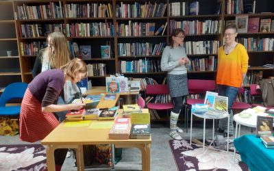 Pirkkalaiskirjailijoiden toimistolla myytiin kirjoja ja tarjottiin glögiä