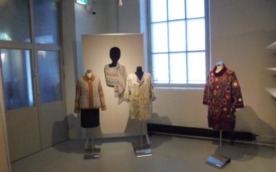 Elegantti pukuloisto säväyttää – Valkeakoski-opiston Kädentaidot-näyttely avautuu Myllysaaren museossa