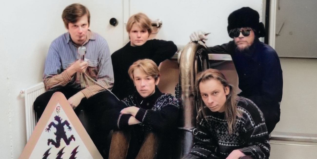 Juha Hurme ohjasi kirjan Radiopuhelimista – arviossa Radiopuhelimet palasina