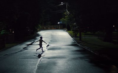 Monikerroksinen mysteeri tasapainoilee kauhun ja komedian kiikkerällä nuoralla – arviossa Weapons