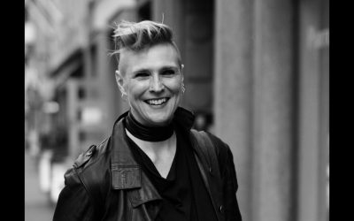 Taina Saarikivi liikkuu tutkimuksessaan ja taiteellisessa työssään hiljaisuuden ja hälyn rajamailla