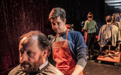 Teatteri Telakan kokeileva esitystaiteellinen parturikampaamo Salon Teija Ores on virkistävä, yllättävä ja eheyttäväkin elämys