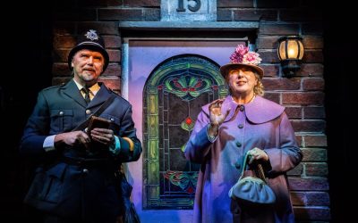 Musta filmikomedia on vaikea teatterilaji – arviossa Tampereen Teatterin Sarjahurmaajat