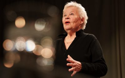 Ulla Tapanisen kahdeksas Lava-ammuntaa on kokemuksen vahvalla rintaäänellä esitettyä, voimasanoilla höystettyä huumoria