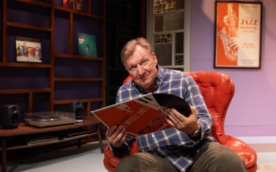 Räsäsen tuotetakuu piti ehdottomasti kutinsa – arviossa Tampereen Teatterin Täydellinen lauantai