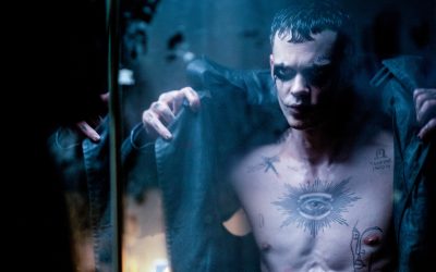 Uusi versio The Crow -elokuvasta riisuu tarinasta kaiken hyvän – mahtava melodramaattisuus vaihtuu siirappiseen sössötykseen