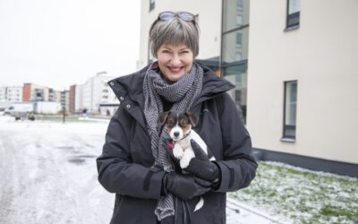 Kulttuurin moniottelija Tiina ”Toni” Lähteenmäki asuu Tampereen taidealan tekijöiden uudessa Jallukka-talossa koiravauvansa kanssa