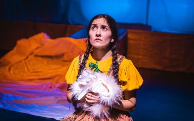 Sysimustan huumorin perhekuvaus – arviossa Rakastajat-teatterin Isin tyttö