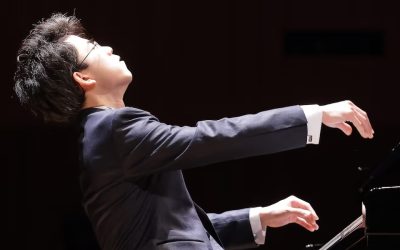 Tampere Filharmonia, kapellimestari Chloé Van Soetersten ja pianisti Aristo Sham taiteilivat valon ja värin sointeja