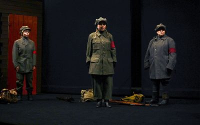 Pikkuteatteri onnistuu mahdottomassa: sisällissodan kauhuista voi löytää valoa ja toivoa – arviossa Veriruusut