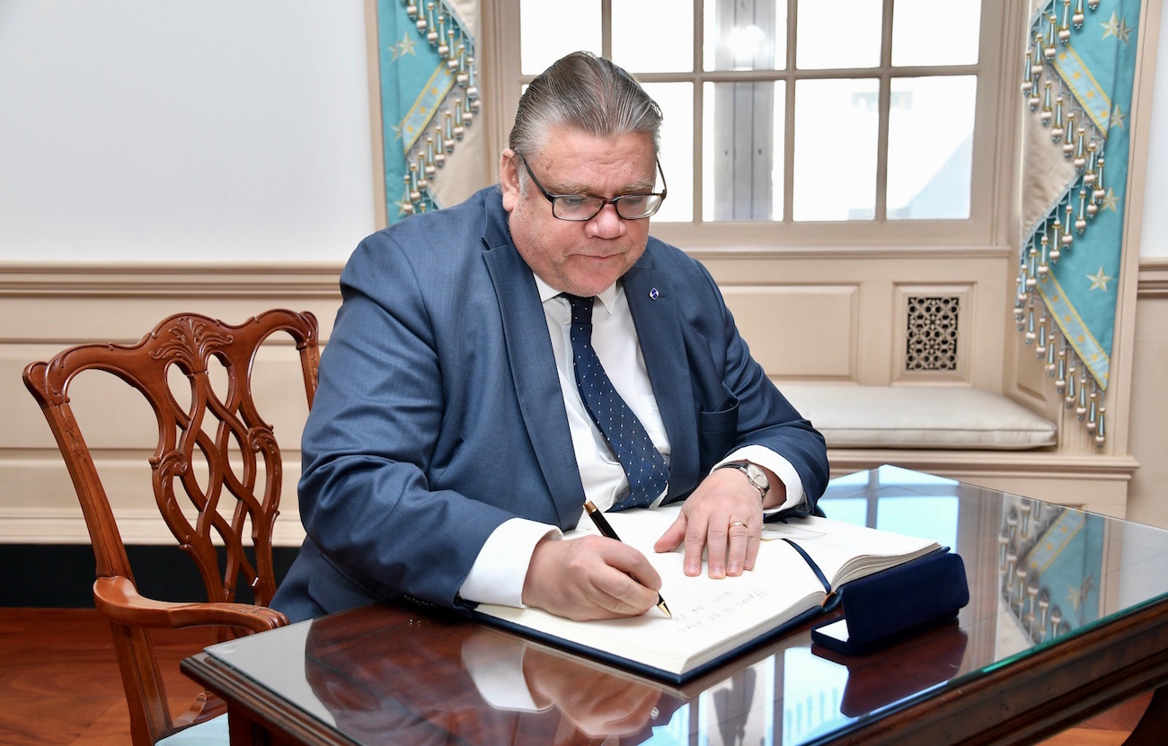 xxFinnish Foreign Minister Timo Soini Signs Secretary Pompeos Guestbook 44997597875
