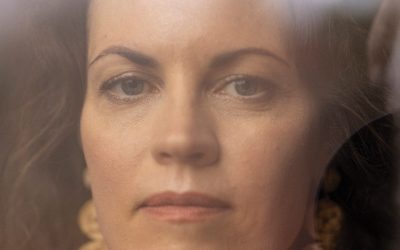 Ylva Harun vaivattomasti hymyävä ja pienesti kaunis levykokonaisuus – arviossa Kuiskaa mulle